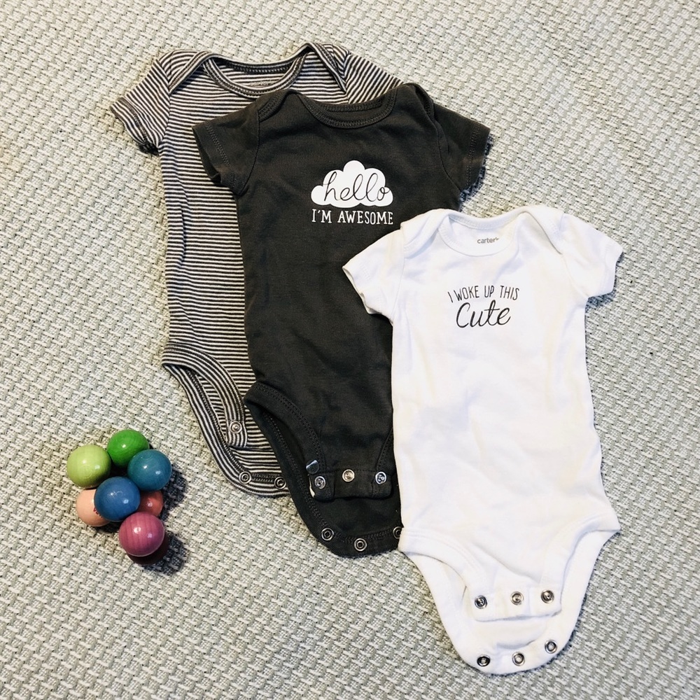 Carter’s NB grey and white onesie set.
